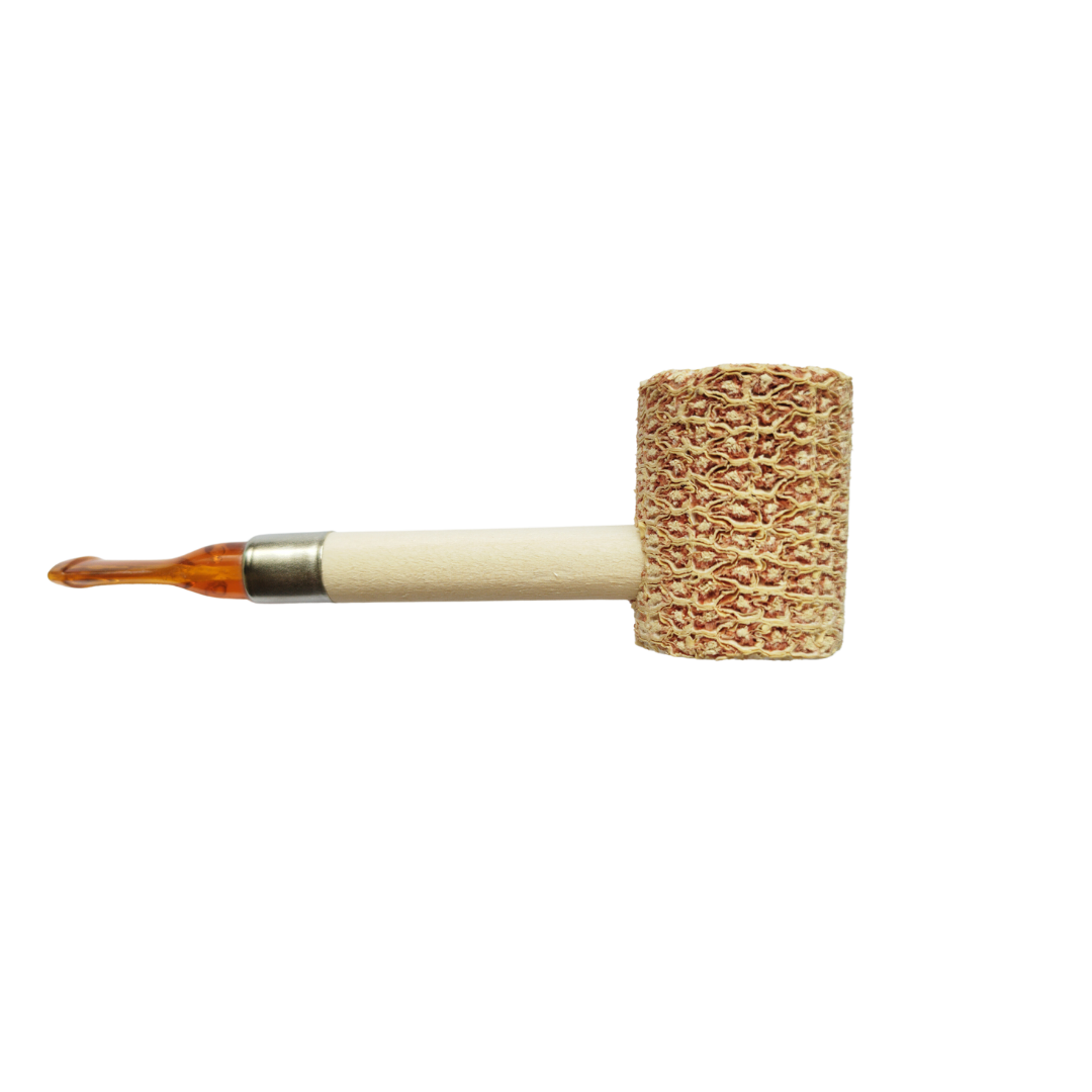 Pipa de maíz con anillo metálico para fumar tabaco con estilo.