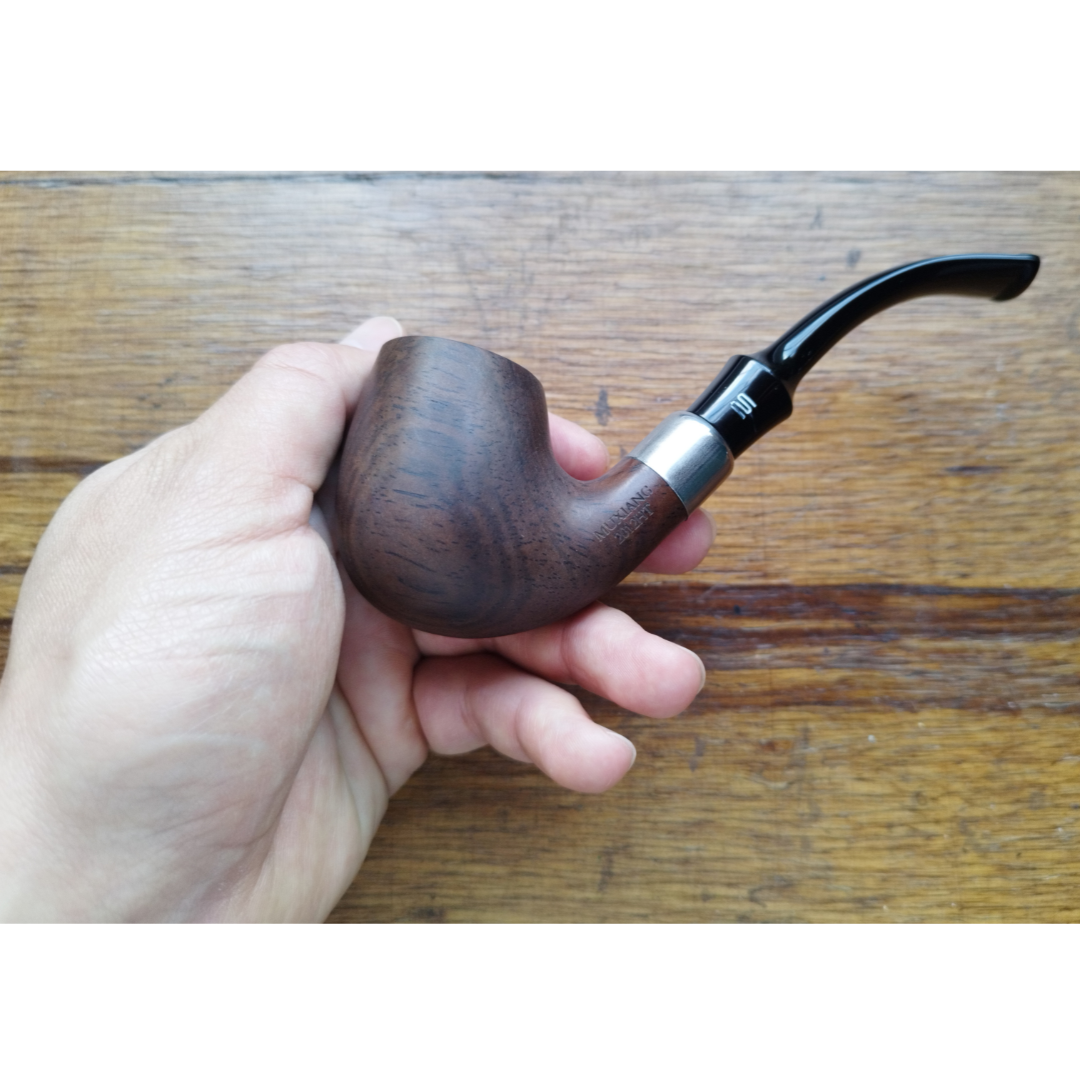 Pipa para fumar tabaco picado, fabricada en madera de ébano pulido.