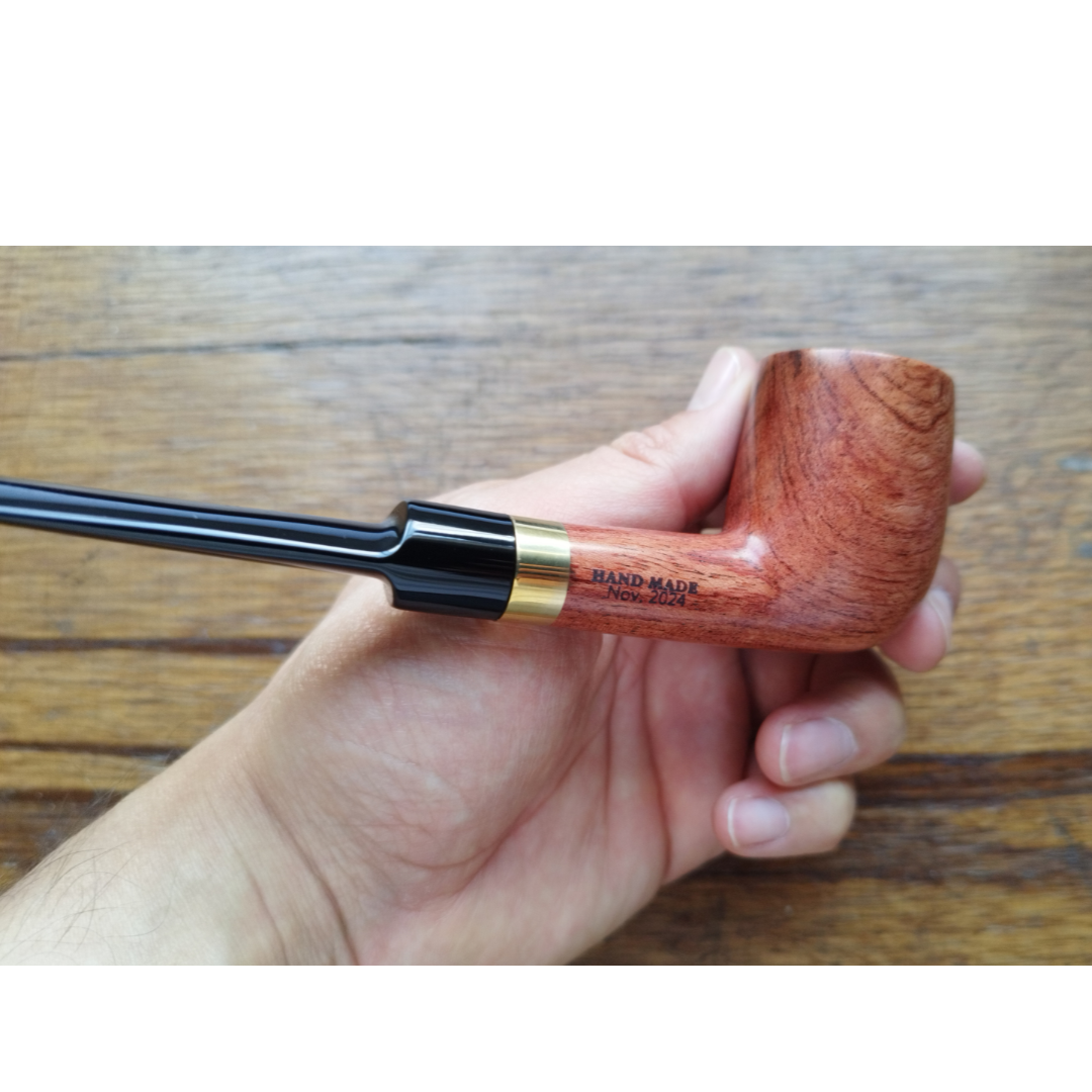 Pipa portátil para fumar picadura hecha de madera artesanal.