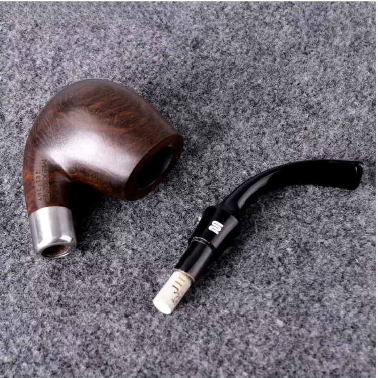 Accesorio para fumadores: pipa de madera ideal para tabaco picadura.
