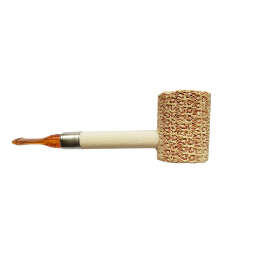Pipa de maíz con anillo metálico para fumar tabaco con estilo.
