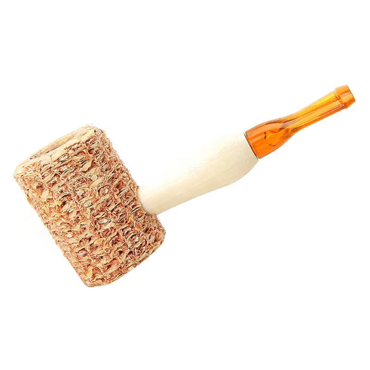 Pipa de maíz clásica para fumar tabaco natural en Colombia.